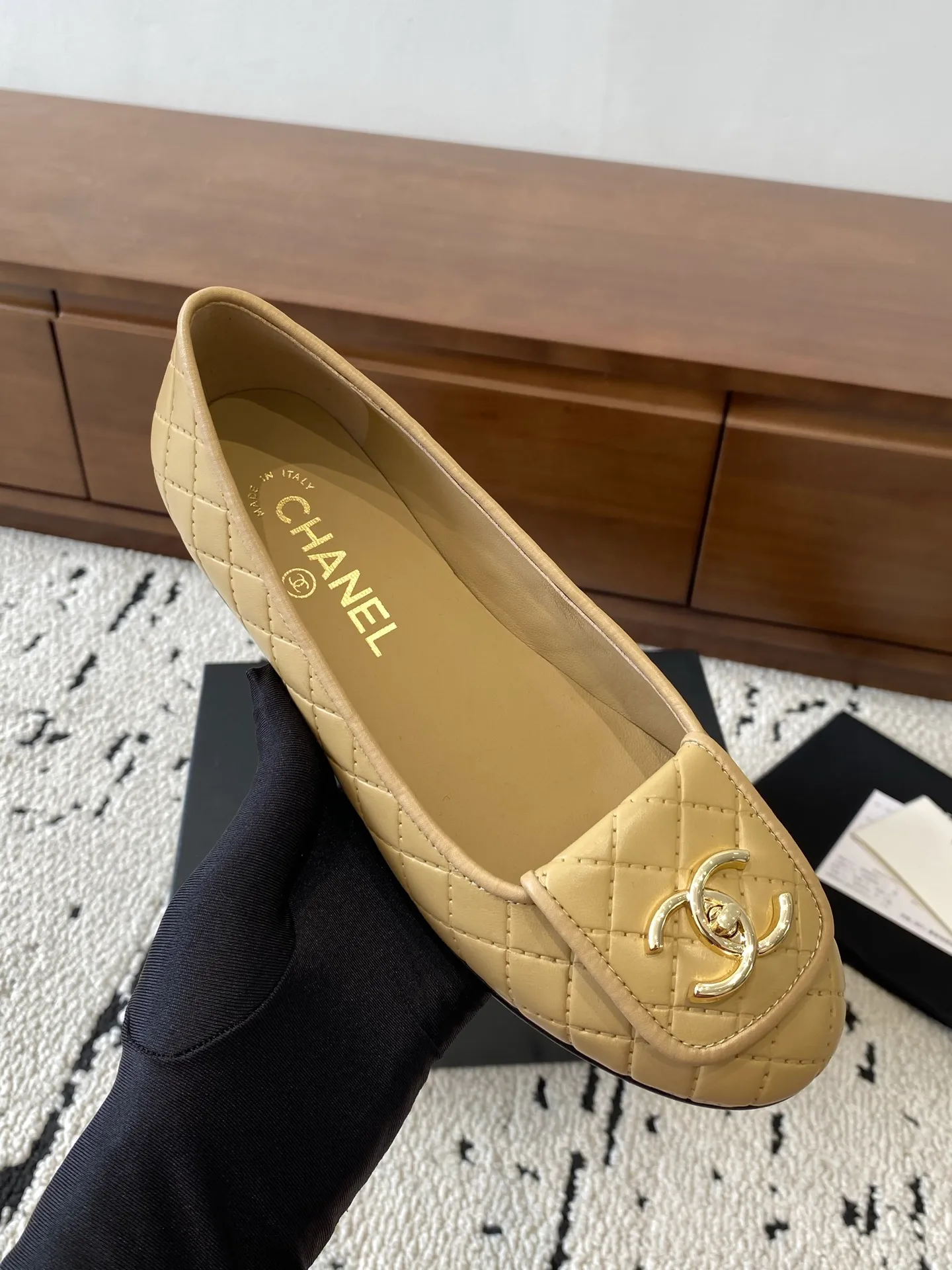 👟👟Ex-factory price 580👟👟 🍀CHANEL2025 new autumn and winter style, Mary Jane leather Chanel Xiaoxiang C home flat shoes Comfortable Mary Jane shoes Catwalk haute couture customization, simple yet sweet and playful Solid color fabric is refreshing and easy to wear Buckle design shoes are more heeling Upper: Customized sheepskin Inner foot pad: sheepskin Sole: Italian genuine leather sole Code number: 35-40 (40 customized items are non-refundable) 👉 👉